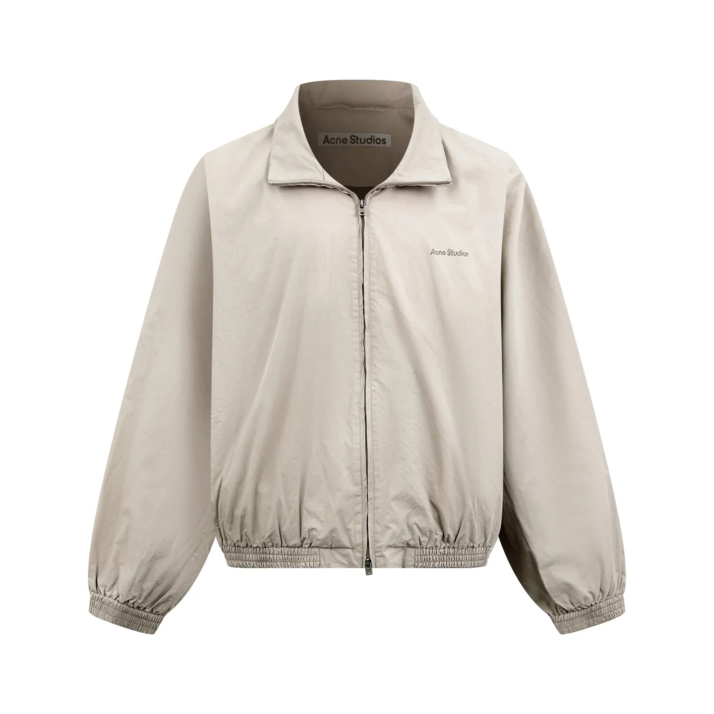 Men's Acn Studios contrasting logo zipper jacket, custom-made dusty royal poplin, lightweight and crisp, dry and windproof, mushroom Beige haloes the body, gray mist dispels glitz, interprets the unique cool and relaxed luxury of Scandinavia, stand-up collar fully zipped coach jacket, cuffs hem elastically gathered, creates a relaxed, drop-top short silhouette, fully lined inside, smooth and neat upper body The Acne Studios print is discreetly engraved on the chest, retaining the brand gene in a restrained and subtle manner. The contrasting Acne Studios Retro emblem is laid out on the back of the garment. One simple and one complex form a clever visual contrast, which reflects the brand's heritage and traces back to the origin of the brand. It uses the Nordic minimalist high-end ready-to-wear language to describe the narrative of relaxed and restrained luxury and elegance. Process 1: Adopt glue printing process. The printing has been revised three times with the film screen. Use glue liquid paint to print the pattern on the fabric. Bake the fabric to fix the printed pattern. Process 2: Gradient distressed spray process. By spraying dyes of different colors on the surface of the fabric, the clothes can show rich color changes under different lights and increase the visual layering. Process 3: Heavy fermentation washing uses a special solution to remove stains and slight fading, and then snowflake washing. Use strong washing to fade the color to make the color more uniform. Process 4: The hem is made in one go using a three-needle waist-drawing machine. The elastic band and the fabric are sewn together in the same process using the special needle position and feeding mechanism of the machine. The three-needle design is more secure and can distribute pressure evenly to ensure that the elastic band and the fabric are tightly fitted. Accessories: Customized 1:1 Acne zipper Customized 1:1 Acne trademark Version: Loose version Size: 42 44 46 48 Style number: 25254